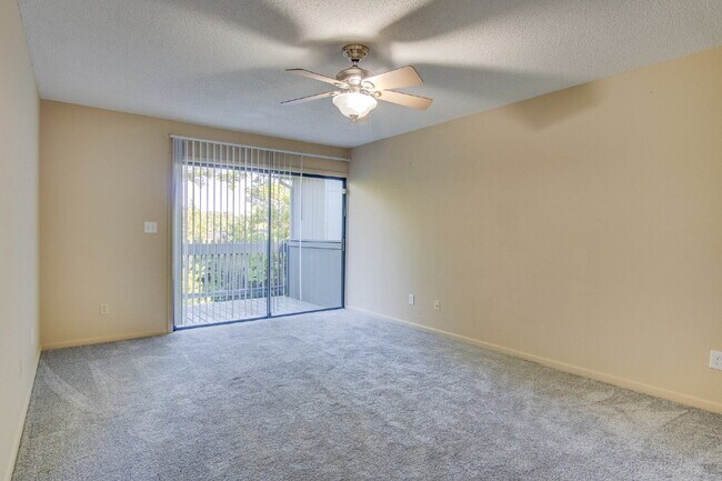 Building Photo - 2 Bedroom, 2.5 Bath Townhome with Easy Acc...