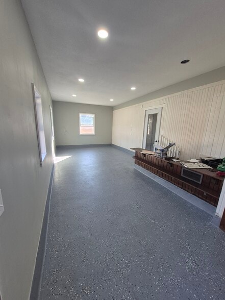 Building Photo - 302 Maple St