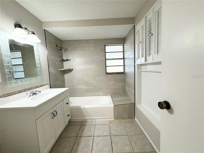 Building Photo - 237 Matisse Cir N