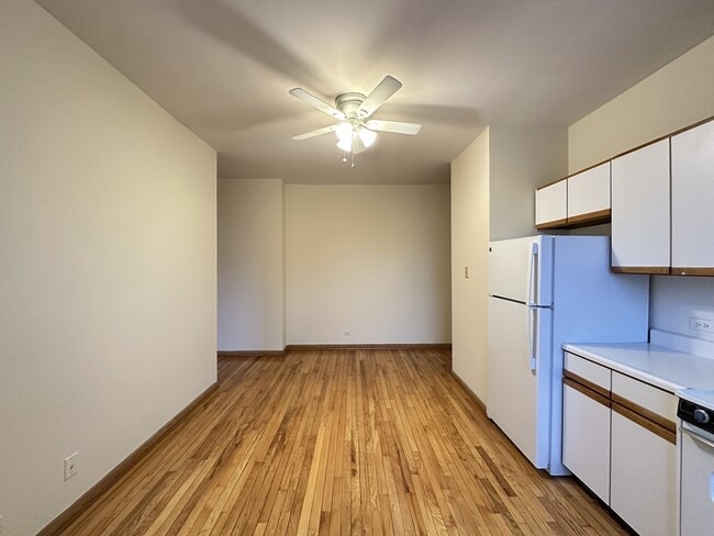 Building Photo - 640 W Barry Ave