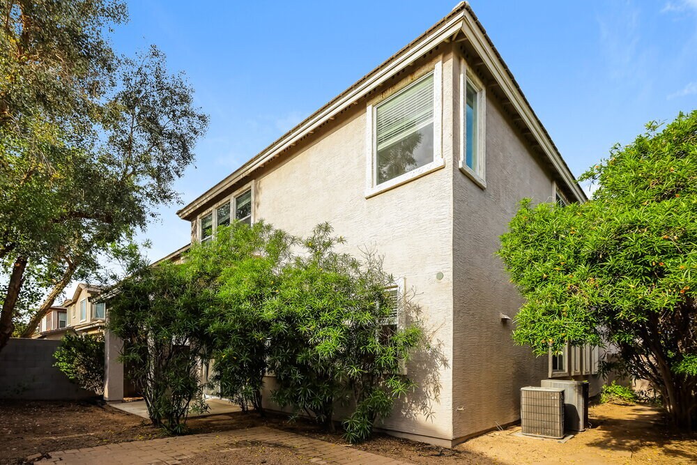 Building Photo - 1303 E Julian Dr