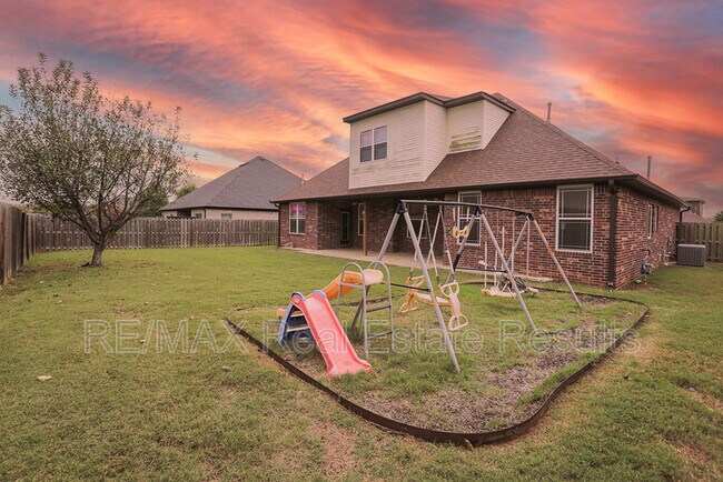 Building Photo - 2202 SW Tupelo Ave