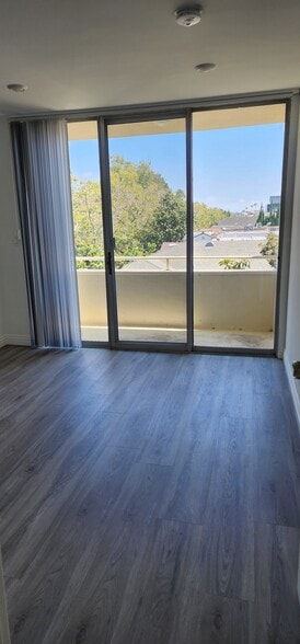 Building Photo - 303 N Swall Dr