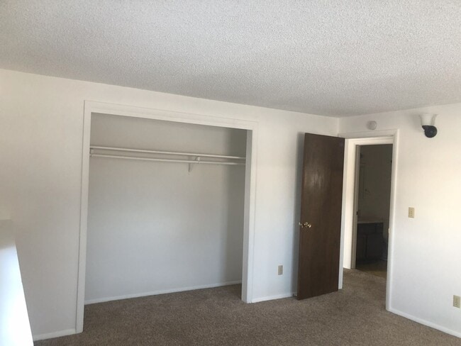 Building Photo - 2 bedroom 1 bath Centrally Located Apartment