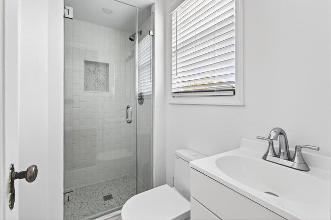 Building Photo - 236 Greymon Dr