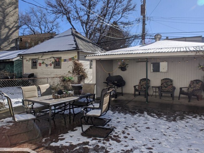 Building Photo - 1911 W Addison St