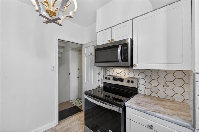 Building Photo - 923 S Hanley Rd