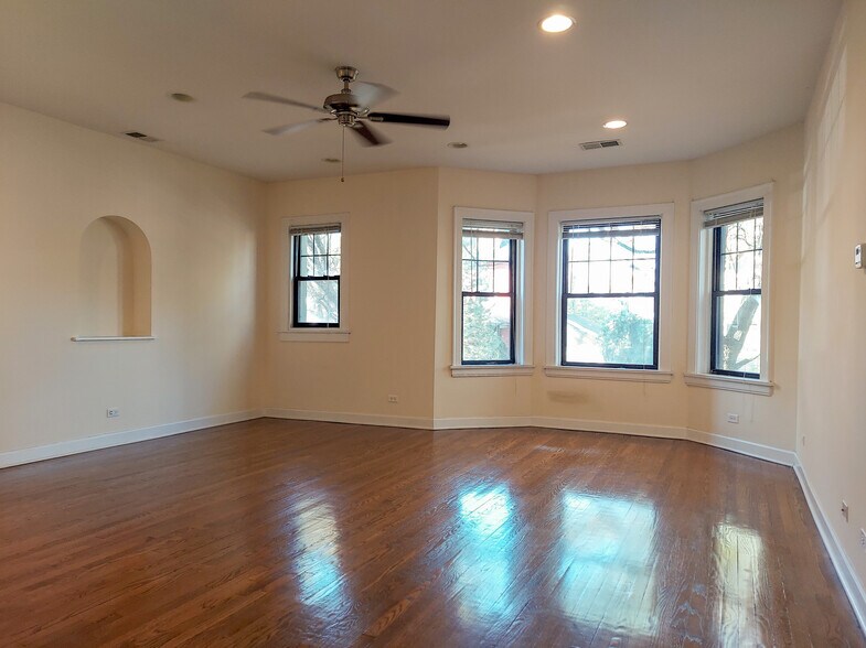 Building Photo - 4653 N Wolcott Ave