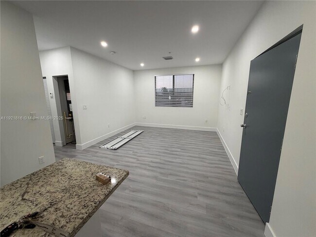 Primary Photo - 859 E 24th St