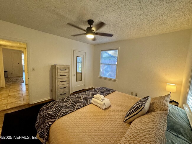 Building Photo - 2336 Herschel St