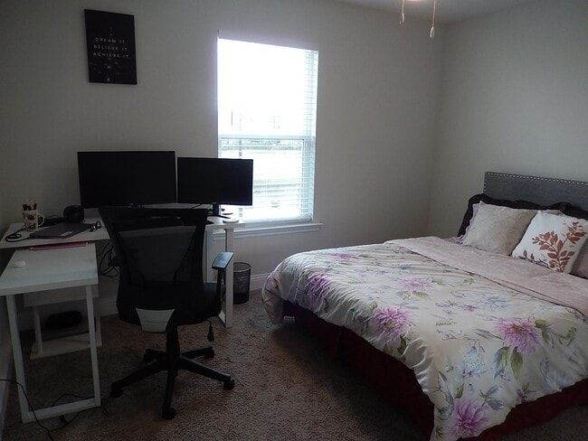 Building Photo - 2886 Fontana St