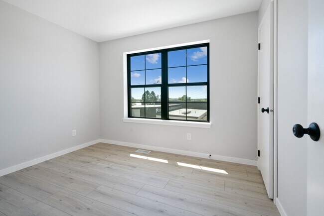 Building Photo - Clear Lake Condos