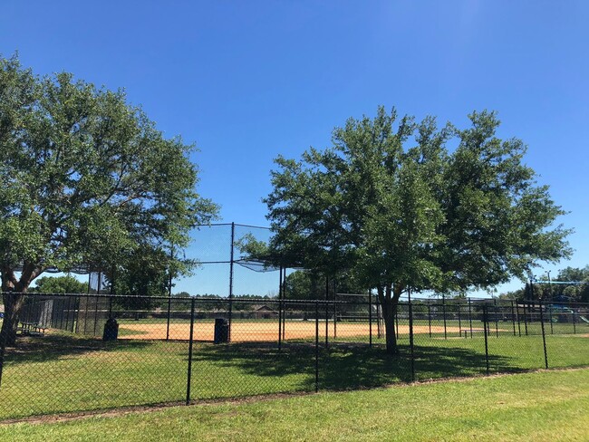 Building Photo - LARGE AND SPACIOUS 4/3 HOME IN EAST ORLANDO WEDGEFIED COMMUNITY