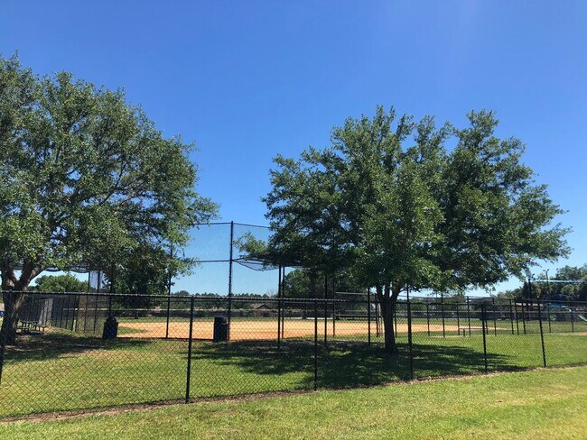 Building Photo - LARGE AND SPACIOUS 4/3 HOME IN WEDGEFIELD GOLF COURSE COMMUNITY