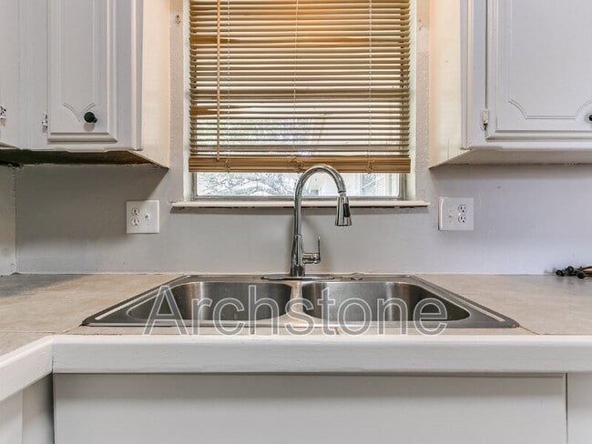 Building Photo - 8814 NE 13th St