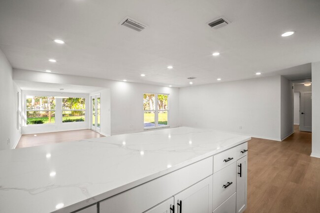 Building Photo - Fully Renovated 3 Beds 2 baths condo off M...