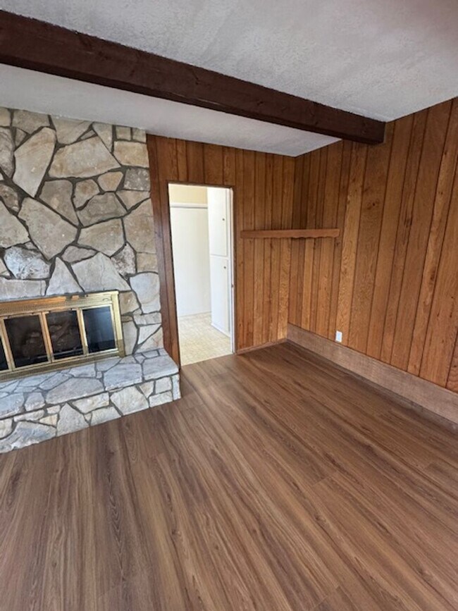 Building Photo - Beautiful 3 bedroom 2 bath HOME . . .  Clo...