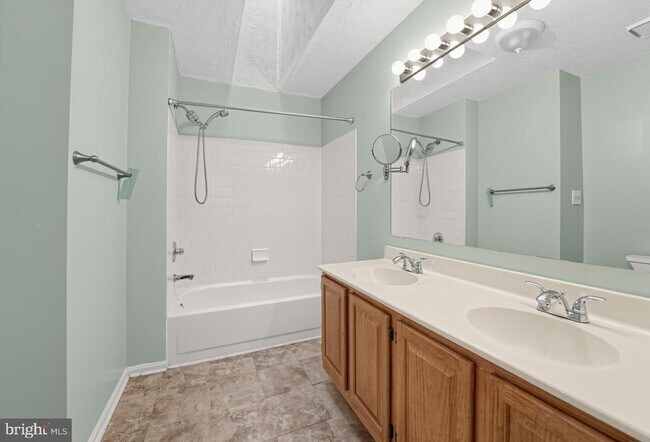 Building Photo - 2504 Smoketree Ln