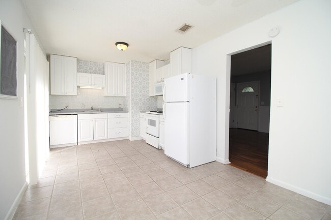 Building Photo - Spacious 3BR/1.5BA Home in Pace with Open Living Area, Tiled Family Room, and Fenced Backyard – M...