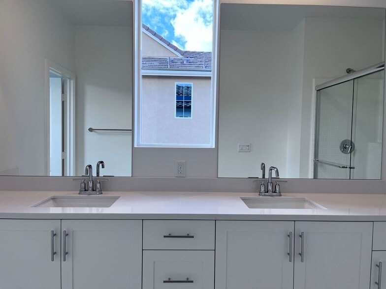 Building Photo - 4041 Pomelo Dr