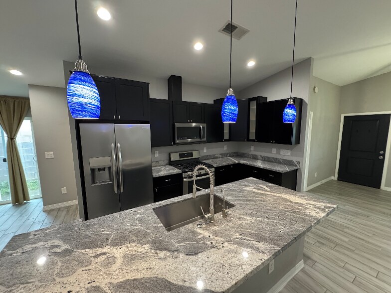 Building Photo - 1558 W 5th St