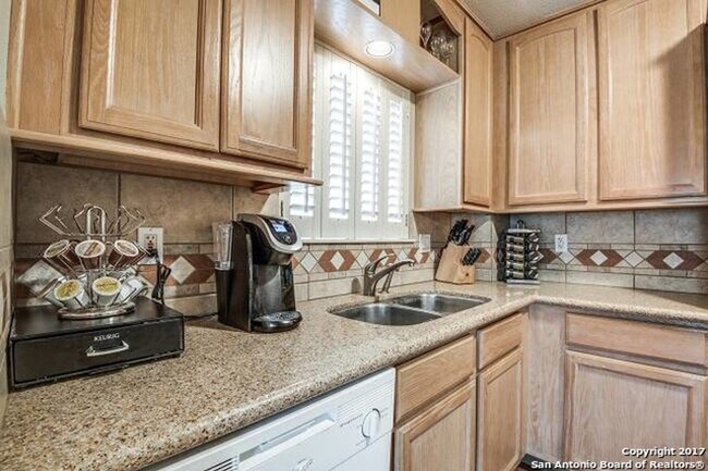 Building Photo - 2-BEDROOM ALAMO HEIGHTS DUPLEX
