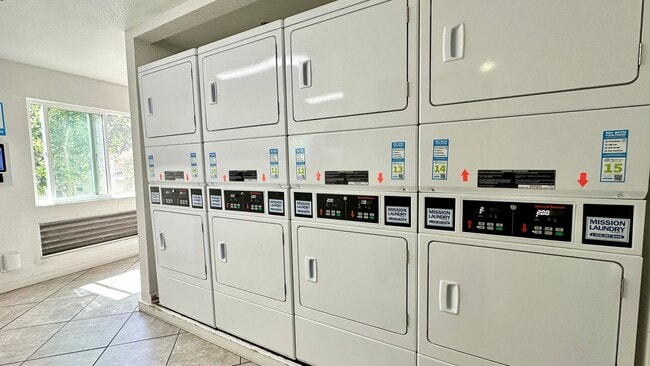 Building Photo - Sweet 1/1 condo with tons of amenities and a great location in Emeryville!