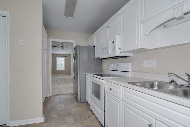 Building Photo - End Unit Townhome!