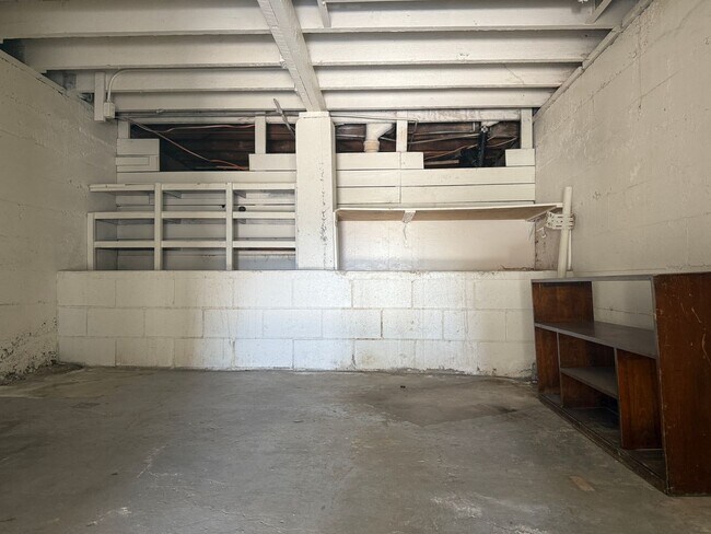 Building Photo - Beautiful 2 bedroom 1 bathroom upstairs ap...
