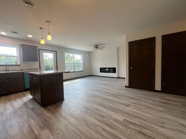 Building Photo - 1606 Eastside Cir