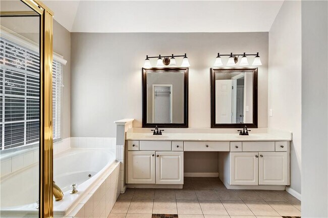 Building Photo - 2065 N Bethany Creek Dr