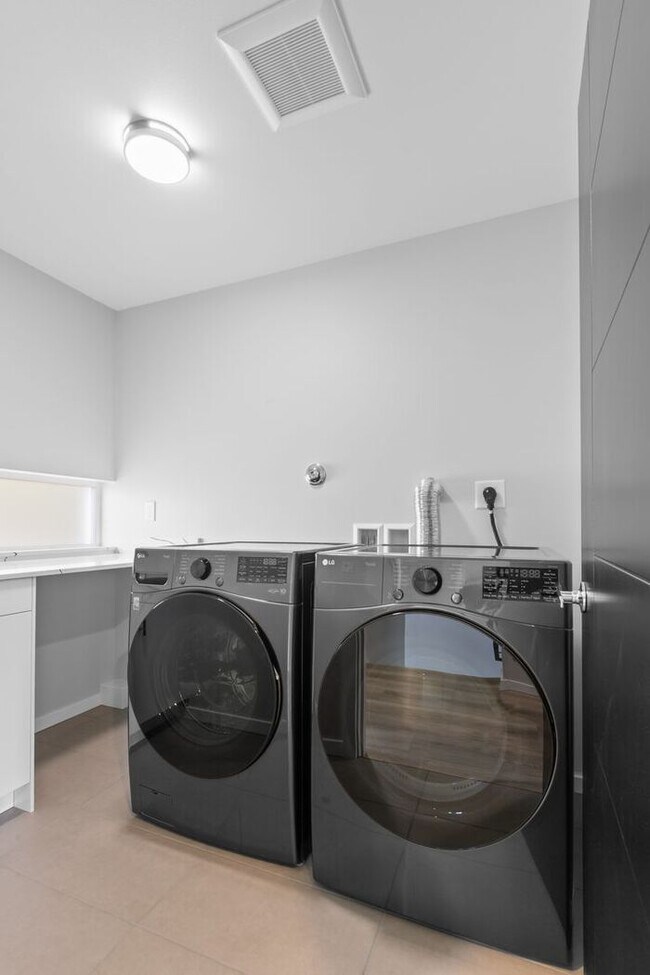 Building Photo - Newly Built Air-Conditioned Luxury Townhome in Highly Desired Admiral