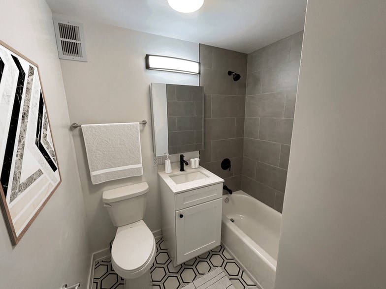 Building Photo - 6401 N Sheridan Rd