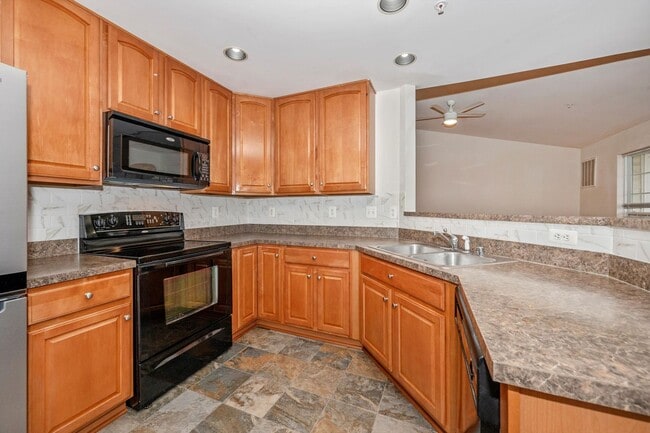 Building Photo - Elevator Condo in Frederick Pent House Level