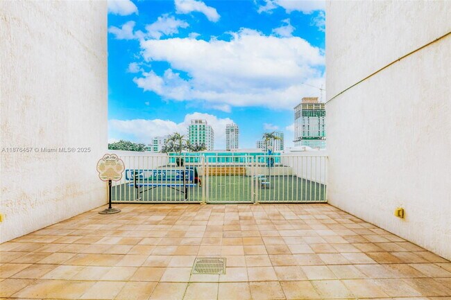 Building Photo - 700 NE 25th St