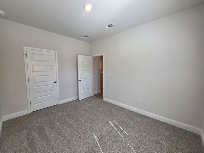 Building Photo - Brand new 5BR/3BA with Amenities Galore