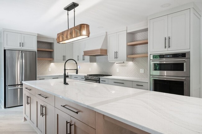 Building Photo - 5 Bed/4.5 Bath Undergrads OK Close to VT