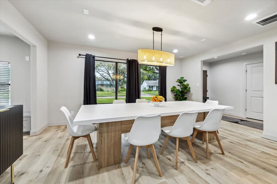 Building Photo - 5615 Cerritos Dr