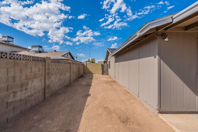 Building Photo - 4501 W Cinnabar Ave