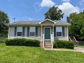 Building Photo - 1/2 off First Months Rent!!!!!   Super cute home close to Fort Campbell