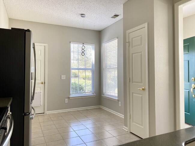 Building Photo - Beautiful Three Bedroom Home Sun City Home!