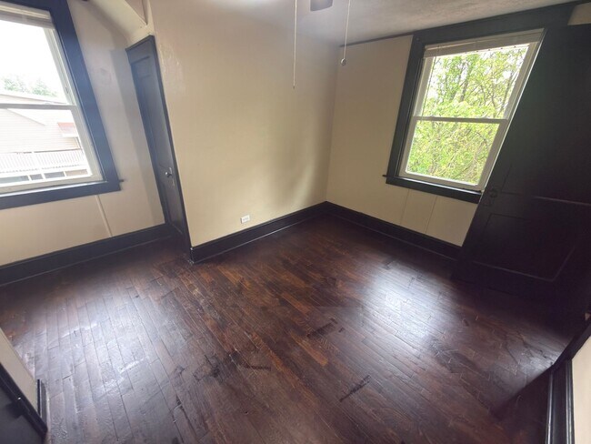 Building Photo - Pulaski, 4BR / 2 BA, available now