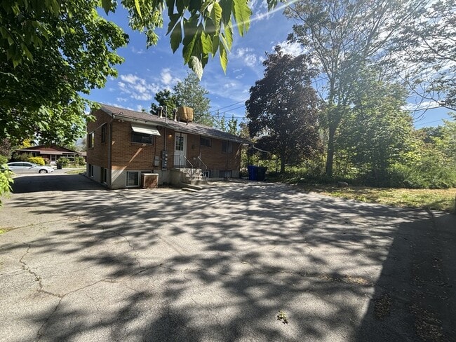 Building Photo - 80 400 S