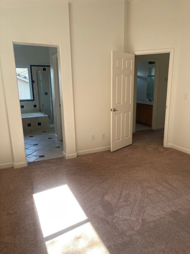 Building Photo - Beautiful 3-Bedroom Family Home in Desirable Northeast Stockton