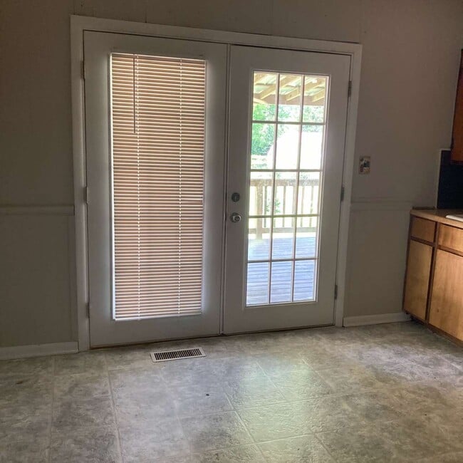 Building Photo - 2801 Faircourt St