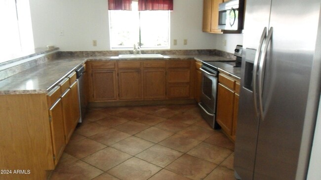 Building Photo - 4 Bedroom