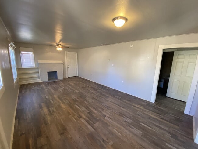 Building Photo - Spacious 2 Bed 1 Bath!
