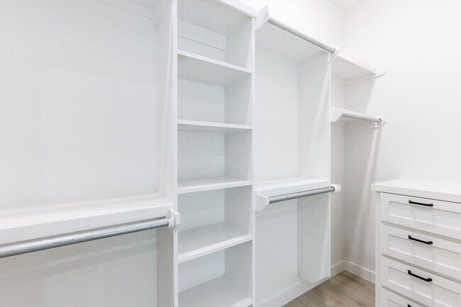 Building Photo - 1704 Elkhart Ave