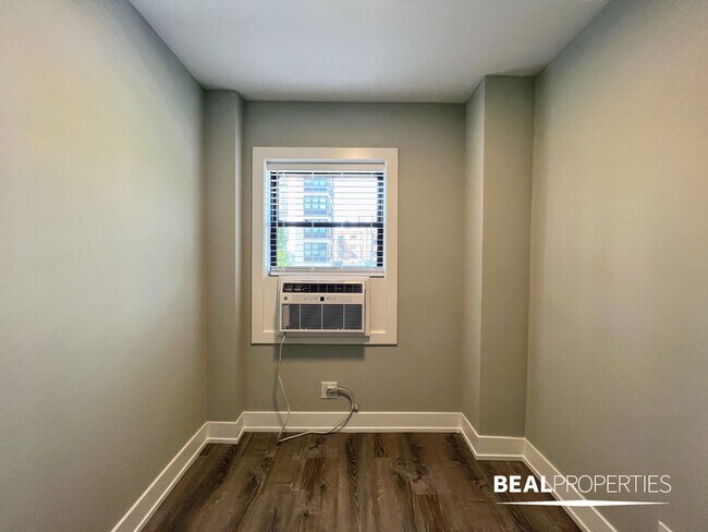 Building Photo - 505 W Belmont Ave