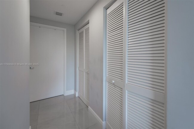 Building Photo - 951 Brickell Ave